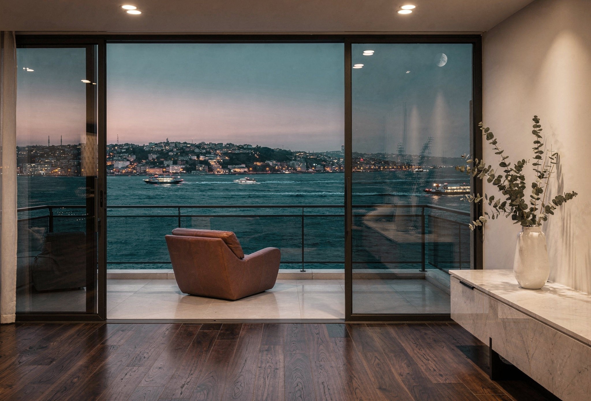 İstanbul Boğazı manzaralı penthouse terası akşam vakti